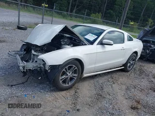 2013 Ford Mustang V6 z VIN 1ZVBP8AM8D5260415, wystawiony jako IAAI lot #40332516 z przebiegiem 200 953 mil mil oraz . Historia ofert i sprzedaży dostępna na DreamBid. Obrazek 2.