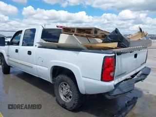 2003 Chevrolet Silverado 1500HD LS z VIN 1GCGC13U63F242884, wystawiony jako IAAI lot #42222977 z przebiegiem 240 701 mil mil oraz . Historia ofert i sprzedaży dostępna na DreamBid. Obrazek 3.