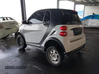 2014 Smart fortwo Pure z VIN WMEEJ3BA4EK737709, wystawiony jako IAAI lot #42105265 z przebiegiem 23 970 mil mil oraz . Historia ofert i sprzedaży dostępna na DreamBid. Obrazek 3.