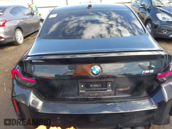 2024 BMW M2 z VIN 3MF13DM09R8E89933, wystawiony jako IAAI lot #41585250 z przebiegiem 15 462 mil mil oraz . Historia ofert i sprzedaży dostępna na DreamBid. Obrazek 17.