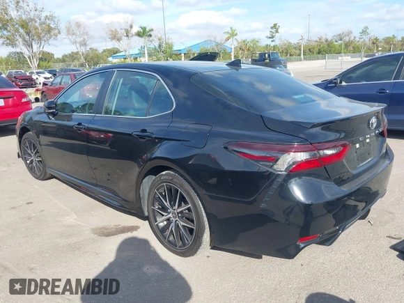 2022 Toyota Camry SE with VIN 4T1T11AK4NU639042, listed as a IAAI auction lot 41064319 with 33,078 mi miles. Bid and sale history available at carsss.com. Image 3.