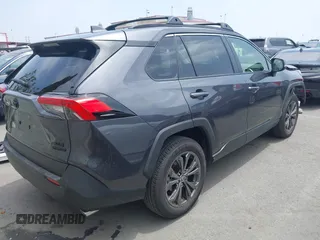 2024 Toyota RAV4 Hybrid XLE Premium z VIN JTMB6RFV5RJ059437, wystawiony jako IAAI lot #42485203 z przebiegiem 4 200 mil mil oraz . Historia ofert i sprzedaży dostępna na DreamBid. Obrazek 4.