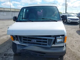 2006 Ford Econoline Cargo z VIN 1FTRE14W66HA95946, wystawiony jako IAAI lot #42244992 z przebiegiem 230 184 mil mil oraz . Historia ofert i sprzedaży dostępna na DreamBid. Obrazek 6.