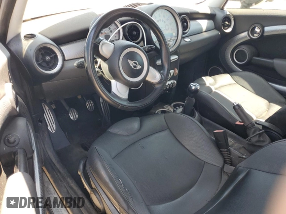 2009 MINI Hardtop S z VIN WMWMF73559TX40670, wystawiony jako Copart lot #62862795 z przebiegiem Nie podano mil oraz Czysty tytuł • Clean title. Historia ofert i sprzedaży dostępna na DreamBid. Obrazek 8.
