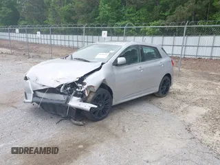 2009 Toyota Matrix S z VIN 2T1KE40E49C006934, wystawiony jako IAAI lot #42076361 z przebiegiem 151 944 mil mil oraz . Historia ofert i sprzedaży dostępna na DreamBid. Obrazek 2.