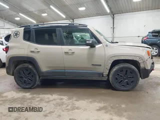2017 Jeep Renegade Trailhawk z VIN ZACCJBCB6HPE97998, wystawiony jako IAAI lot #42435849 z przebiegiem 105 490 mil mil oraz . Historia ofert i sprzedaży dostępna na DreamBid. Obrazek 13.