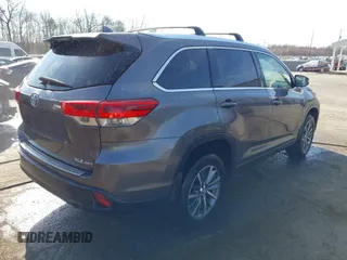 2018 Toyota Highlander SE z VIN 5TDJZRFH0JS549854, wystawiony jako IAAI lot #41771573 z przebiegiem 101 553 mil mil oraz . Historia ofert i sprzedaży dostępna na DreamBid. Obrazek 4.