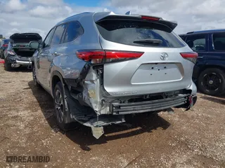 2020 Toyota Highlander XLE with VIN 5TDGZRAH5LS502260, listed as a IAAI auction lot 41743209 with 105,108 mi miles. Bid and sale history available at carsss.com. Image 6.