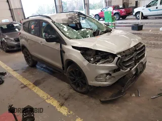 2019 Ford Escape SE z VIN 1FMCU9GD4KUB06392, wystawiony jako IAAI lot #41841682 z przebiegiem 92 488 mil mil oraz . Historia ofert i sprzedaży dostępna na DreamBid. Obrazek 1.