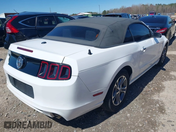 2014 Ford Mustang V6 z VIN 1ZVBP8EM5E5213273, wystawiony jako IAAI lot #41833081 z przebiegiem 123 857 mil mil oraz . Historia ofert i sprzedaży dostępna na DreamBid. Obrazek 4.