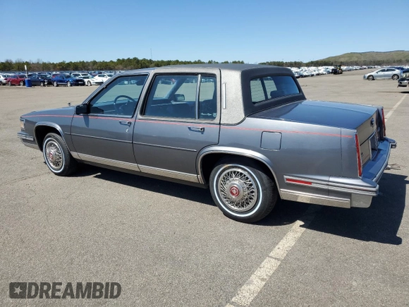 1986 Cadillac DeVille z VIN 1G6CD6984G4341470, wystawiony jako Copart lot #52592805 z przebiegiem 24 359 mil mil oraz Czysty tytuł • Clean title. Historia ofert i sprzedaży dostępna na DreamBid. Obrazek 2.