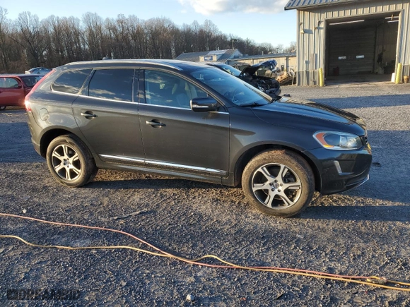 2015 Volvo XC60 T6 Platinum with VIN YV4902RM1F2662348, listed as a Copart auction lot 84502354 with 106,515 mi miles and Salvage Title. Bid and sale history available at carsss.com. Image 4.