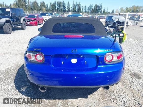 2006 Mazda MX-5 Miata Touring z VIN JM1NC25F560104482, wystawiony jako IAAI lot #42045035 z przebiegiem 131 892 mil mil oraz . Historia ofert i sprzedaży dostępna na DreamBid. Obrazek 17.