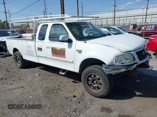 2002 Ford F-150 XL with VIN 1FTRX17L82NA54581, listed as a IAAI auction lot 41698662 with 220,321 mi miles. Bid and sale history available at carsss.com. Image 1.