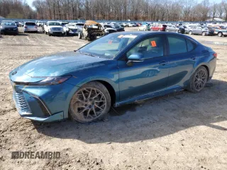 2025 Toyota Camry LE z VIN 4T1DAACK7SU567511, wystawiony jako Copart lot #48159125 z przebiegiem Nie podano mil oraz Szkoda całkowita • Salvage title. Historia ofert i sprzedaży dostępna na DreamBid. Obrazek 1.