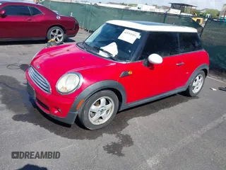 2009 MINI Hardtop z VIN WMWMF33529TW79643, wystawiony jako IAAI lot #42193593 z przebiegiem 129 321 mil mil oraz . Historia ofert i sprzedaży dostępna na DreamBid. Obrazek 2.