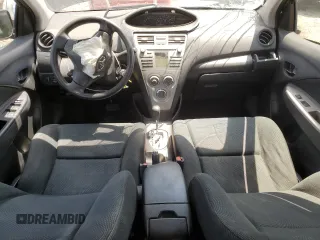 2009 Toyota Yaris z VIN JTDBT903394052355, wystawiony jako Copart lot #58447075 z przebiegiem 166 172 mil mil oraz Tytuł czysty. Historia ofert i sprzedaży dostępna na DreamBid. Obrazek 8.
