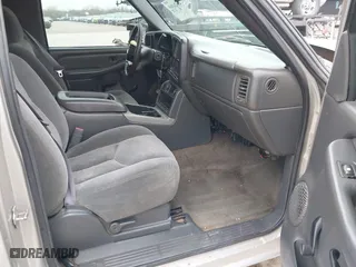 2005 Chevrolet Silverado 1500 Work Truck with VIN 1GCEC14X35Z189059, listed as a IAAI auction lot 41624369 with 201,053 mi miles. Bid and sale history available at carsss.com. Image 5.