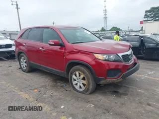 2011 Kia Sorento LX z VIN 5XYKT3A17BG016685, wystawiony jako IAAI lot #42417889 z przebiegiem 305 802 mil mil oraz . Historia ofert i sprzedaży dostępna na DreamBid. Obrazek 1.
