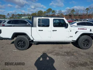 2022 Jeep Gladiator Willys with VIN 1C6HJTAG1NL117631, listed as a IAAI auction lot 41230291 with 33,463 mi miles and . Bid and sale history available at DreamBid. Image 13.
