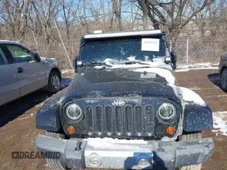 2012 Jeep Wrangler Unlimited Altitude z VIN 1C4HJWEG7CL191444, wystawiony jako IAAI lot #41643441 z przebiegiem 220 785 mil mil oraz . Historia ofert i sprzedaży dostępna na DreamBid. Obrazek 6.