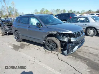 2024 Volkswagen Tiguan SE R-Line Black с VIN 3VV8B7AX0RM231879, выставлен на аукционе IAAI как лот 41924255 с пробегом 1 098 миль миль и . История ставок и продаж доступна на DreamBid. Изображение 1.