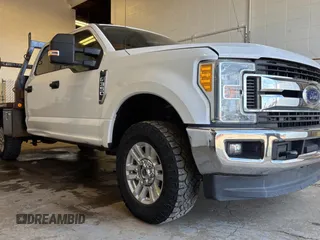 2017 Ford F-350 Platinum z VIN 1FT8W3B64HEC04920, wystawiony jako Copart lot #60251165 z przebiegiem 185 023 mil mil oraz Czysty tytuł • Clean title. Historia ofert i sprzedaży dostępna na DreamBid. Obrazek 1.