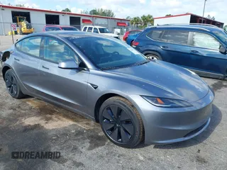 2025 Tesla Model 3 Long Range z VIN 5YJ3E1EA7SF892239, wystawiony jako IAAI lot #42068918 z przebiegiem 17 mil mil oraz . Historia ofert i sprzedaży dostępna na DreamBid. Obrazek 1.