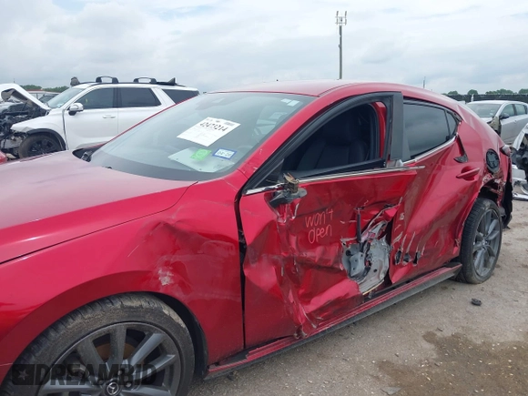 2019 Mazda 3 z VIN JM1BPAJM7K1133105, wystawiony jako IAAI lot #42473214 z przebiegiem 47 751 mil mil oraz . Historia ofert i sprzedaży dostępna na DreamBid. Obrazek 6.