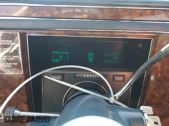 1992 Cadillac Brougham z VIN 1G6DW5474NR713140, wystawiony jako Copart lot #76990784 z przebiegiem 63 153 mil mil oraz Czysty tytuł • Clean title. Historia ofert i sprzedaży dostępna na DreamBid. Obrazek 9.