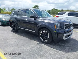 2025 Kia Telluride S z VIN 5XYP6DGC4SG588700, wystawiony jako IAAI lot #42186236 z przebiegiem 10 324 mil mil oraz . Historia ofert i sprzedaży dostępna na DreamBid. Obrazek 1.