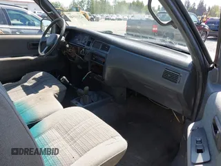 1993 Toyota T100 z VIN JT4VD20CXP0005278, wystawiony jako IAAI lot #42159540 z przebiegiem 110 334 mil mil oraz . Historia ofert i sprzedaży dostępna na DreamBid. Obrazek 5.