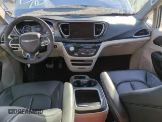 2024 Chrysler Pacifica Hybrid Select z VIN 2C4RC1S78RR123711, wystawiony jako Copart lot #55967745 z przebiegiem 12 042 mil mil oraz Nie do naprawy. Historia ofert i sprzedaży dostępna na DreamBid. Obrazek 8.