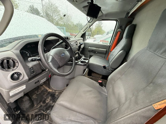 2018 Ford Econoline Commercial z VIN 1FDXE4FS9JDC33221, wystawiony jako Copart lot #56857655 z przebiegiem 111 690 mil mil oraz Czysty tytuł • Clean title. Historia ofert i sprzedaży dostępna na DreamBid. Obrazek 5.