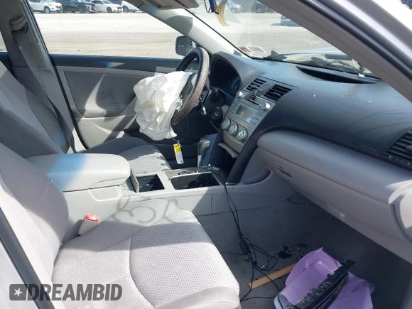 2008 Toyota Camry LE z VIN 4T1BE46K98U764634, wystawiony jako IAAI lot #39122102 z przebiegiem 143 861 mil mil oraz . Historia ofert i sprzedaży dostępna na DreamBid. Obrazek 5.