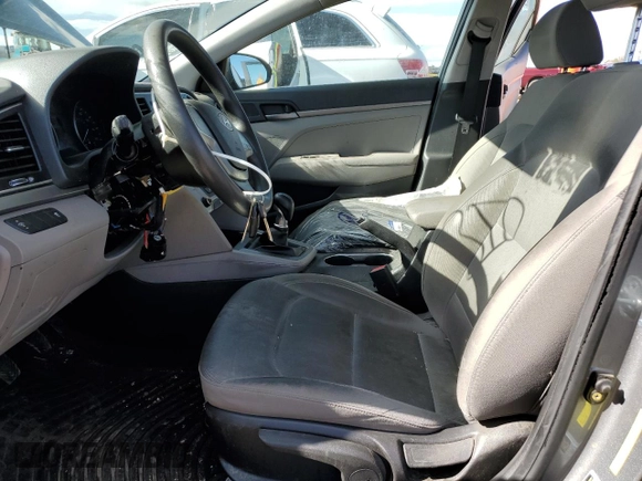 2018 Hyundai Elantra SE z VIN KMHD74LF5JU668225, wystawiony jako Copart lot #57252815 z przebiegiem 61 890 mil mil oraz Tytuł czysty. Historia ofert i sprzedaży dostępna na DreamBid. Obrazek 7.