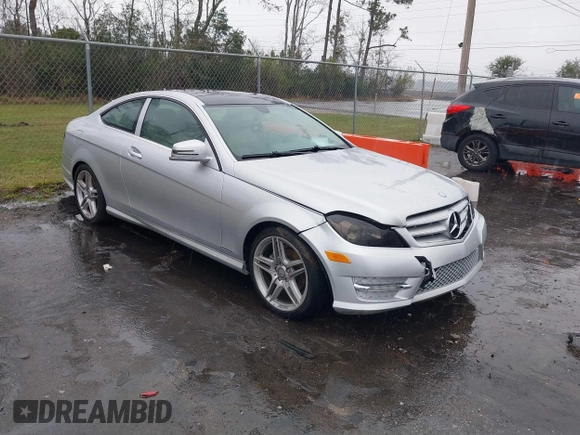 2013 Mercedes-Benz C 250 z VIN WDDGJ4HB3DF971933, wystawiony jako IAAI lot #41628220 z przebiegiem 124 583 mil mil oraz . Historia ofert i sprzedaży dostępna na DreamBid. Obrazek 1.