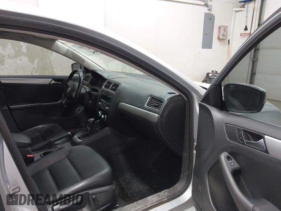 2013 Volkswagen Jetta SE with VIN 3VWDP7AJ9DM428243, listed as a IAAI auction lot 41958029 with 87,761 mi miles and . Bid and sale history available at DreamBid. Image 5.