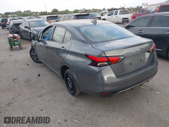 2023 Nissan Versa SV z VIN 3N1CN8EVXPL851661, wystawiony jako IAAI lot #41929200 z przebiegiem 52 370 mil mil oraz . Historia ofert i sprzedaży dostępna na DreamBid. Obrazek 3.