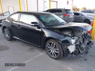 2016 Scion tC z VIN JTKJF5C71GJ023227, wystawiony jako IAAI lot #41357676 z przebiegiem 82 681 mil mil oraz . Historia ofert i sprzedaży dostępna na DreamBid. Obrazek 1.