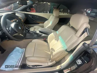 2004 BMW 6 Series 645Ci z VIN WBAEK734X4B260677, wystawiony jako Copart lot #50924995 z przebiegiem 42 209 mil mil oraz Czysty tytuł • Clean title. Historia ofert i sprzedaży dostępna na DreamBid. Obrazek 5.