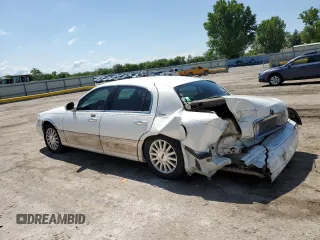 2003 Lincoln Town Car Signature z VIN 1LNHM82W43Y618527, wystawiony jako Copart lot #56135055 z przebiegiem 135 847 mil mil oraz Szkody całkowita. Historia ofert i sprzedaży dostępna na DreamBid. Obrazek 2.