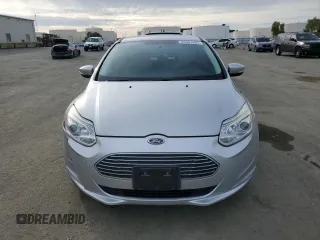 2013 Ford Focus Electric z VIN 1FADP3R43DL139862, wystawiony jako Copart lot #45901885 z przebiegiem 62 040 mil mil oraz Szkody całkowita. Historia ofert i sprzedaży dostępna na DreamBid. Obrazek 5.