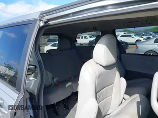 2017 Toyota Sienna XLE Auto Access Seat z VIN 5TDYZ3DC9HS819788, wystawiony jako IAAI lot #42296376 z przebiegiem 77 094 mil mil oraz . Historia ofert i sprzedaży dostępna na DreamBid. Obrazek 8.
