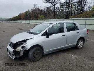 2009 Nissan Versa 1.6 z VIN 3N1CC11E99L472561, wystawiony jako Copart lot #54989155 z przebiegiem 119 939 mil mil oraz Szkody całkowita. Historia ofert i sprzedaży dostępna na DreamBid. Obrazek 1.