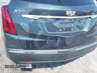 2020 Cadillac XT5 Luxury FWD z VIN 1GYKNAR45LZ224459, wystawiony jako IAAI lot #42295055 z przebiegiem 69 751 mil mil oraz . Historia ofert i sprzedaży dostępna na DreamBid. Obrazek 18.