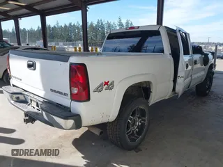 2005 Chevrolet Silverado 1500HD LT z VIN 1GCGK13U25F921945, wystawiony jako IAAI lot #41688949 z przebiegiem 250 734 mil mil oraz . Historia ofert i sprzedaży dostępna na DreamBid. Obrazek 4.