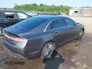 2017 Lincoln MKZ Select z VIN 3LN6L5D98HR613305, wystawiony jako IAAI lot #42400840 z przebiegiem 81 659 mil mil oraz . Historia ofert i sprzedaży dostępna na DreamBid. Obrazek 4.