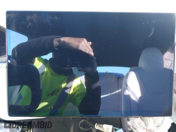 2022 Tesla Model S Plaid z VIN 5YJSA1E63NF483873, wystawiony jako IAAI lot #41204003 z przebiegiem 15 mil mil oraz . Historia ofert i sprzedaży dostępna na DreamBid. Obrazek 18.