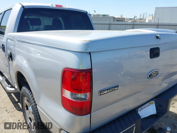 2005 Ford F-150 XLT z VIN 1FTPW12525KC85839, wystawiony jako IAAI lot #42344165 z przebiegiem 133 772 mil mil oraz . Historia ofert i sprzedaży dostępna na DreamBid. Obrazek 18.